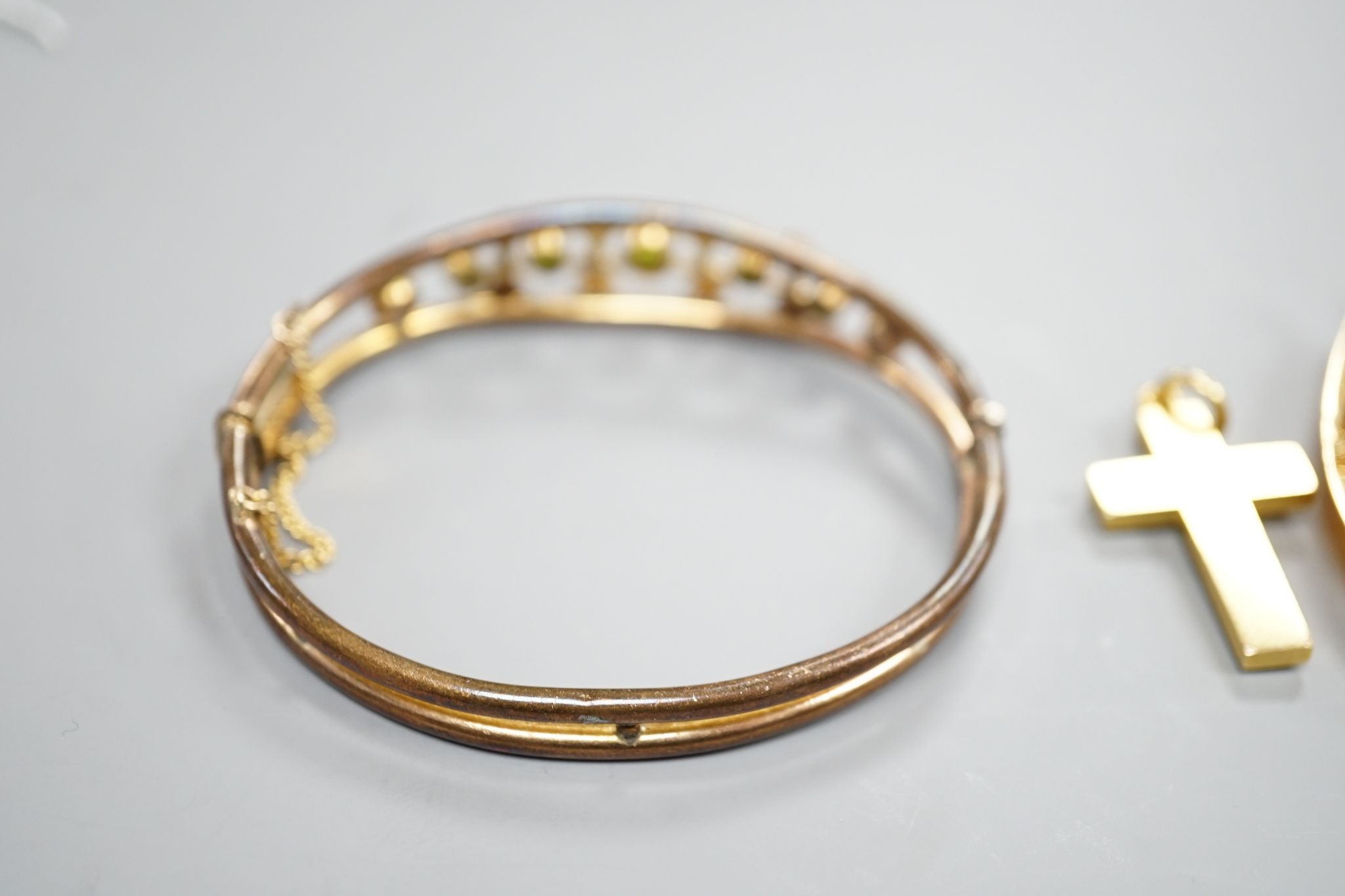 A modern 750 mounted oval cameo shell brooch, 52mm, a yellow metal, split pearl and enamel cross pendant and a paste set gilt metal bangles.